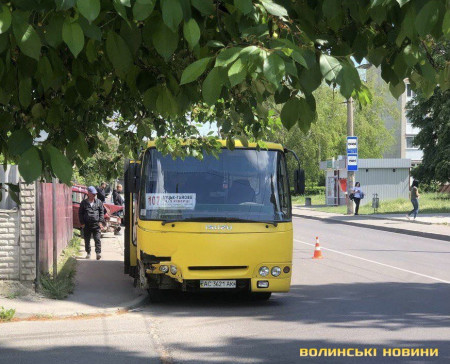 У Луцьку зіткнулися приміська маршрутка і ВАЗ. Фото У Луцьку зіткнулися приміська маршрутка і ВАЗ. Фото